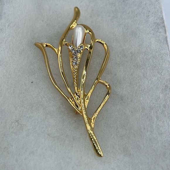 Vintage Calla Lily faux pearl gold tone brooch. - Picture 1 of 5